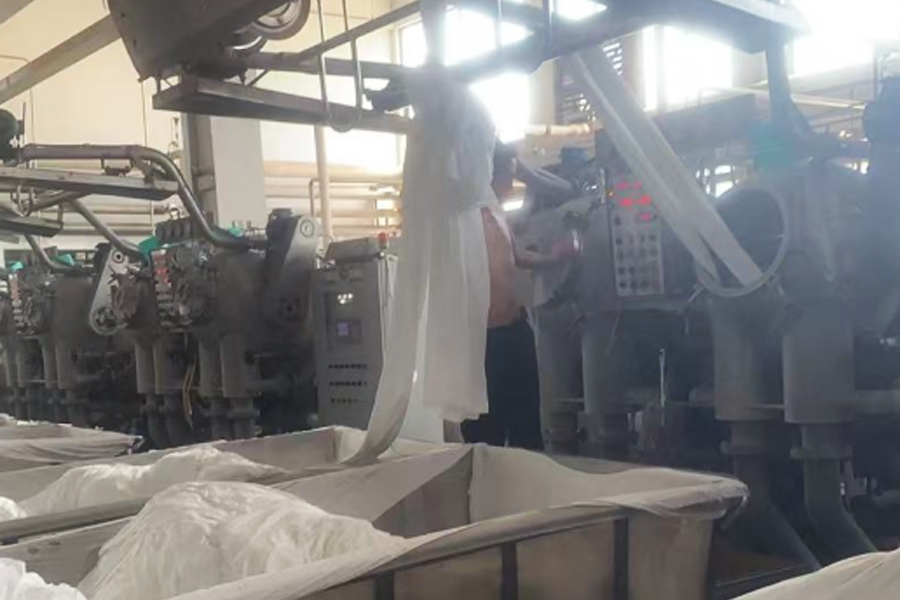 Monarcha dathaithe táirgeadh-éadach liath isteach sa sorcóir